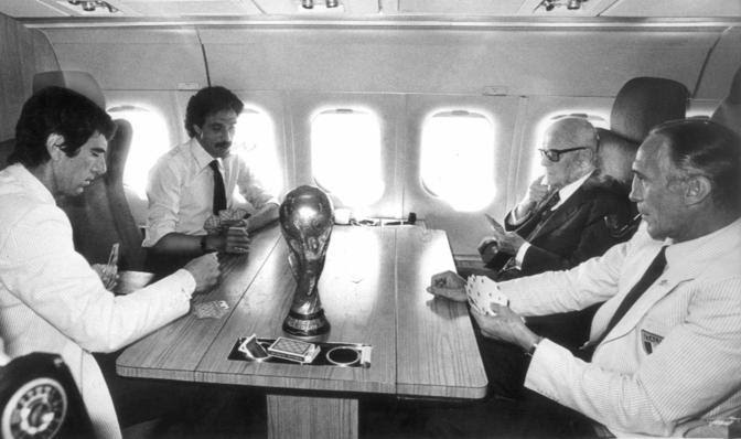Ritorno in aereo dell'Italia campione del mondo di calcio 1982, partita a carte tra Bearzot, il presidente Pertini, Zoff e Causio (Ap)
