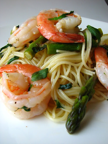 Pasta with Shrimp, Asparagus, and Basil Wine Sauce