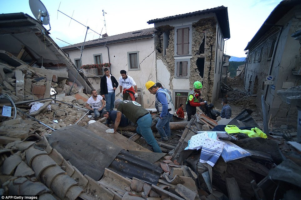 Desperate: Isto é tudo o que resta de um edifício em Amatrice, onde os serviços de emergência e voluntários afastar telhas e entulho em busca de vítimas