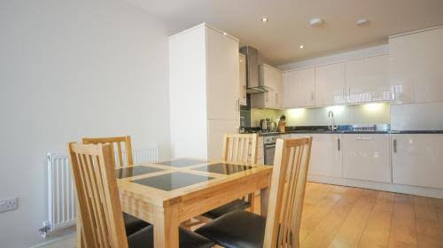 Crompton Court Serviced Apartments - Hotel
