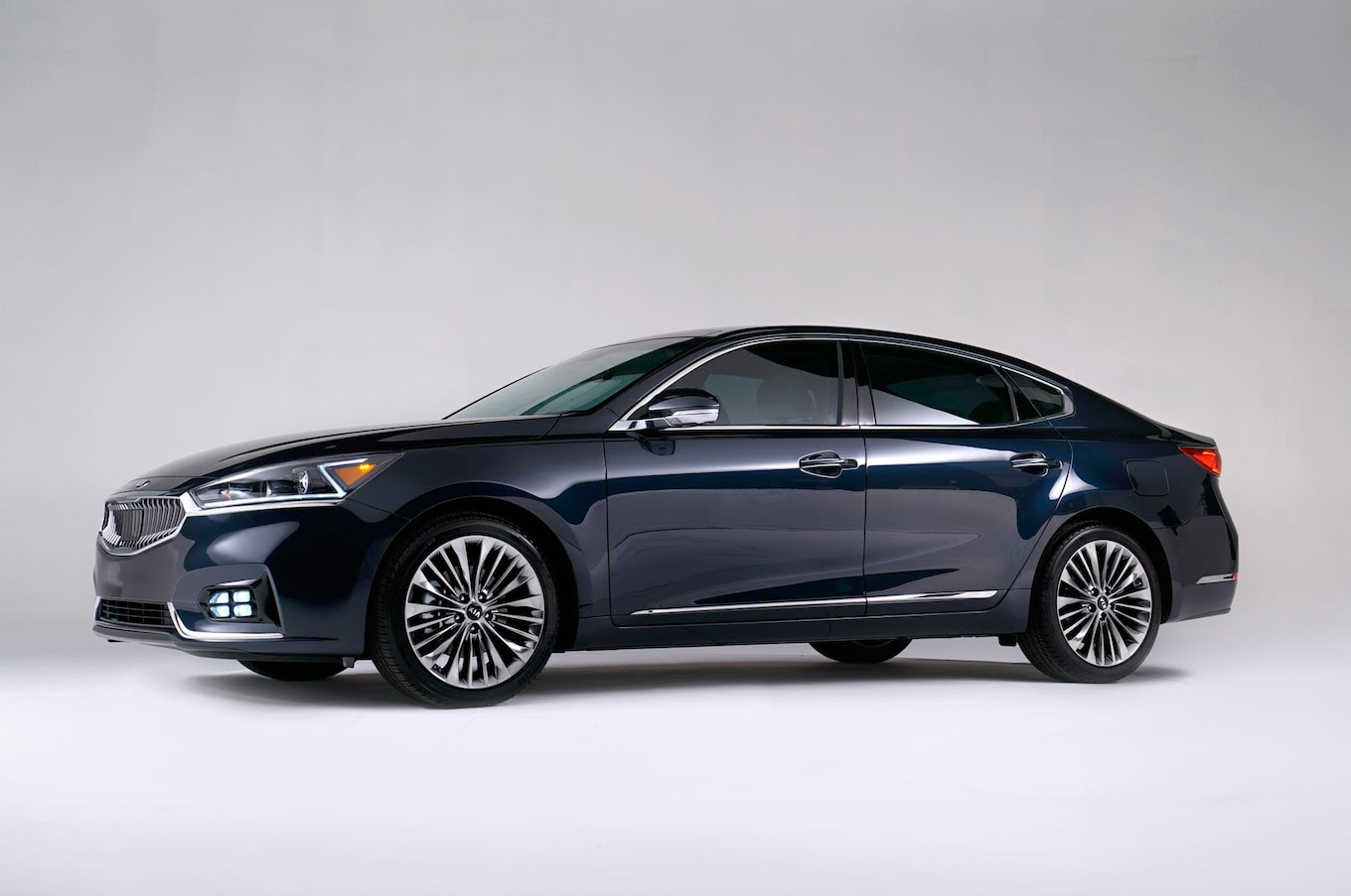 2017 Kia Cadenza First Look Review - Motor Trend