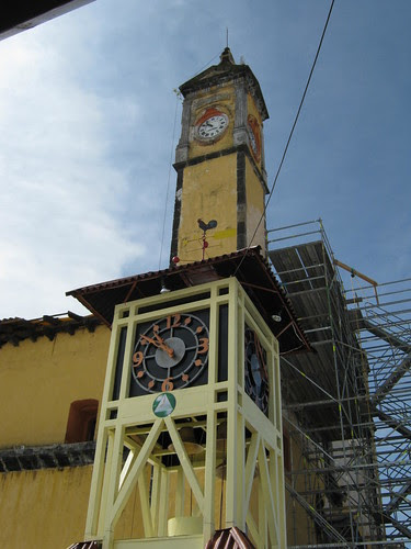 Reloj y torre de iglesia