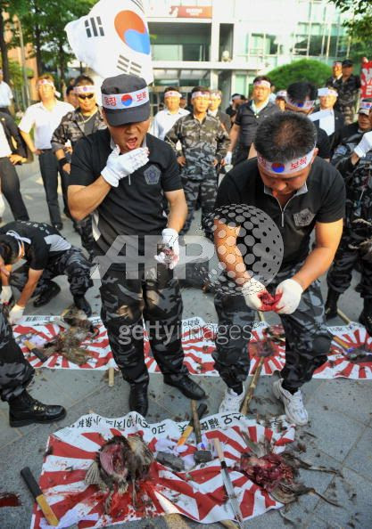 20080717 韓国デモ隊、日本大使館前で日本の国鳥キジをハンマーで叩き殺して気勢_9