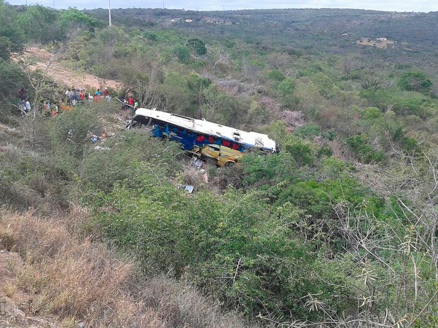 Acidente com ônibus na BR-116, na Bahia (Foto: Edson Nunes/ TV Sudoeste)