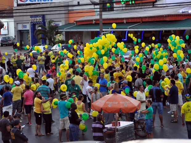 Manifestantes fazem protesto em Cuiabá a favor do impeachment de Dilma (Foto: André Souza/G1)