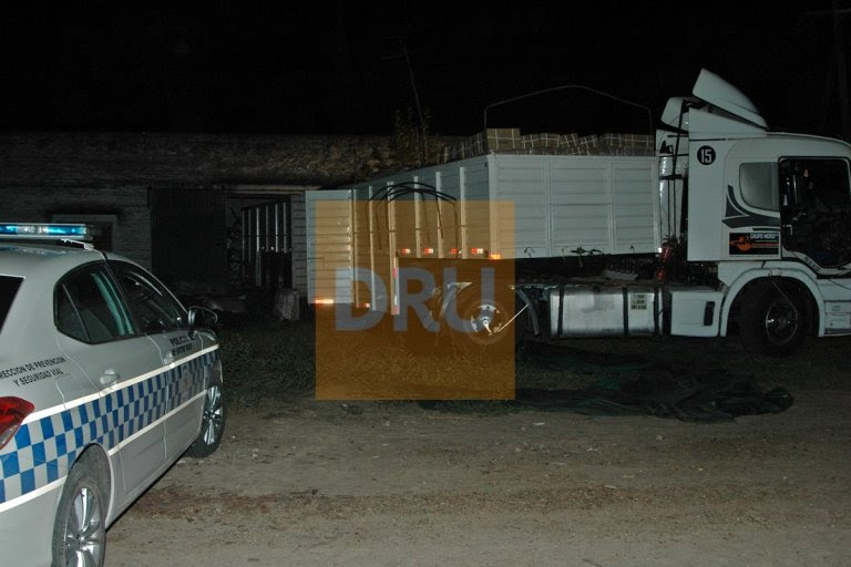 El camión estaba siendo descargado cuando llegaron dos policías al lugar