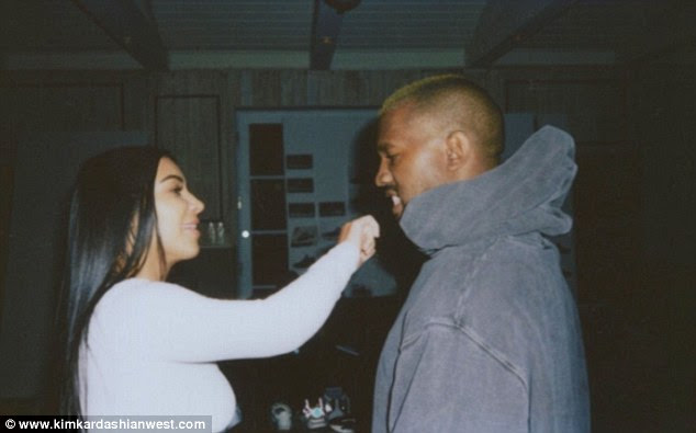 Tenho o nariz! Kim parecia estar em um humor brincalhão, tomando pequenos golpes em seu marido