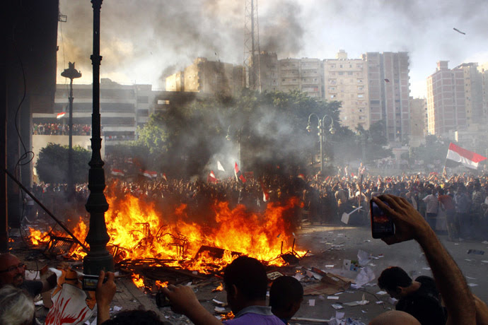 President Mohamed Morsi burn the content of a Freedom and Justice Party office in the coastal city of Alexandria on June 28, 2013. (AFP Photo)