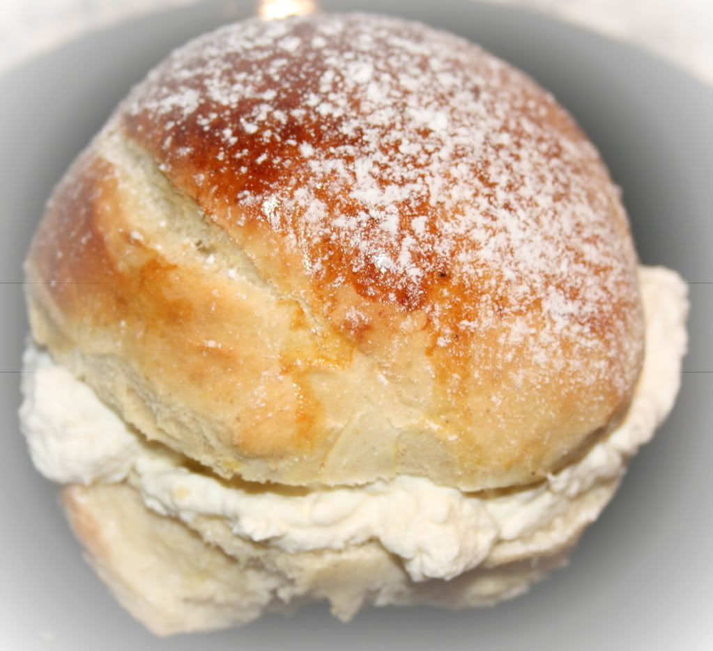 Fastelavnsboller med krem eller vaniljekrem
