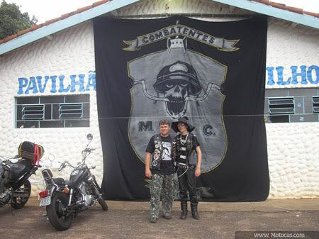 (da esquerda para direita) Valter - Presidente do Moto Clube de Itaí-SP - e seu filho Marcos foto Bandeira Oficial do Moto Clube Combatentes de Itaí, SP