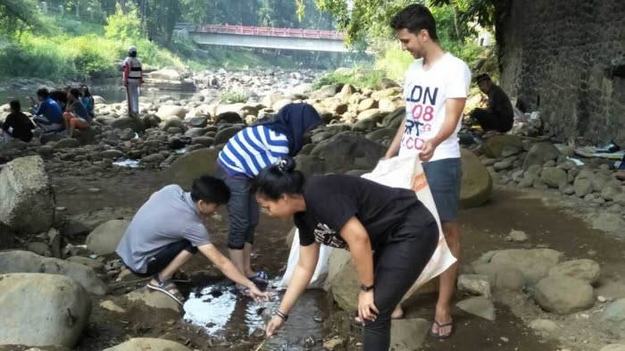 Aksi di bawah Jembatan Jalak Harupat (Dokumentasi Pribadi)