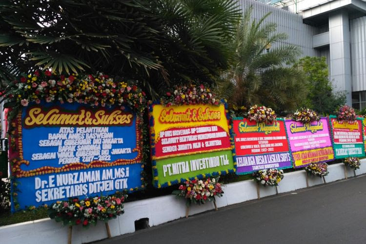 Karangan bunga untuk Anies Baswedan dan Sandiaga Uno di Balai Kota, Jalan Medan Merdeka Selatan, Senin (16/10/2017).