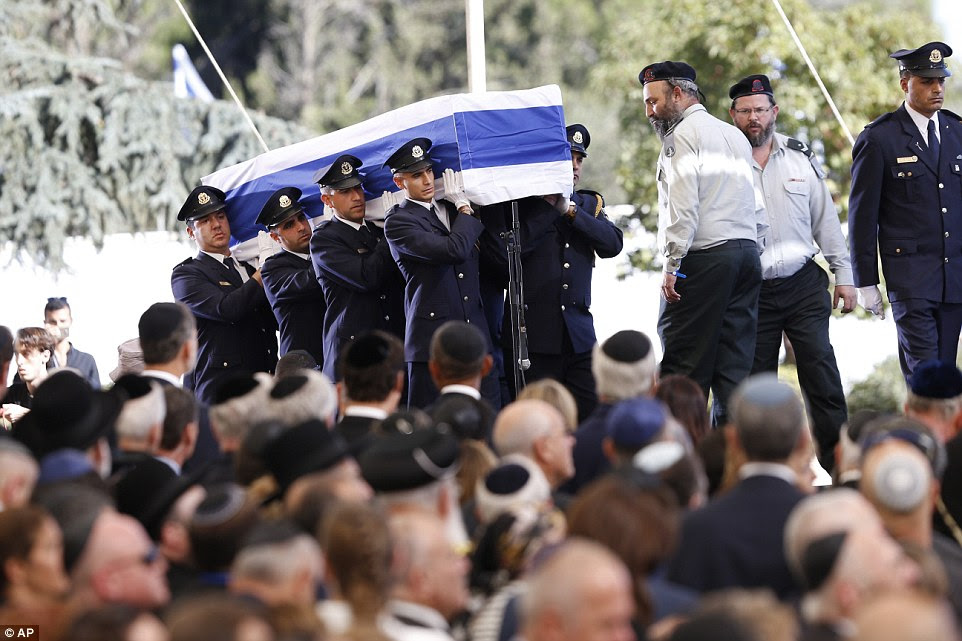 Pungentes: guardas Knesset carregar o caixão coberto pela bandeira durante o funeral do ex-presidente israelense, Shimon Peres no cemitério nacional de Monte Herzel em Jerusalém