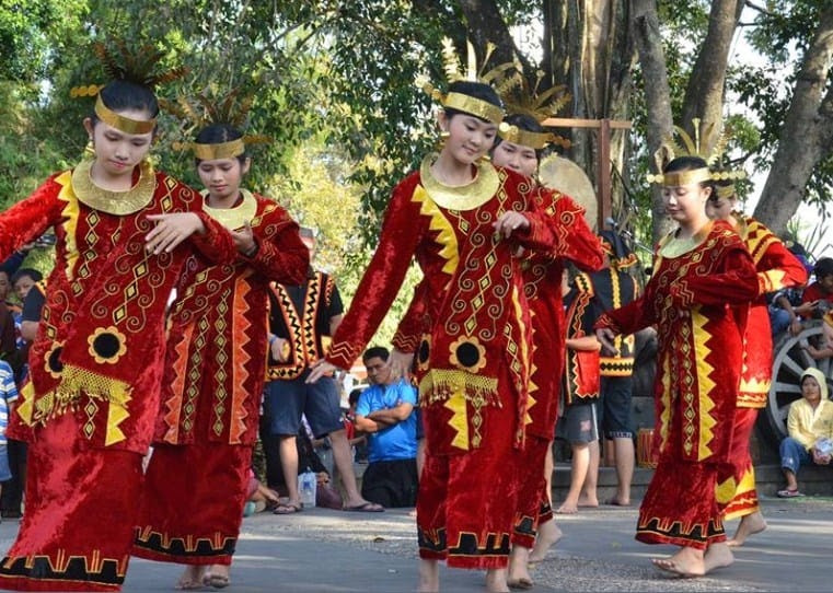 Rumah Adat Kebudayaan Minangkabau - Ceria Bulat t