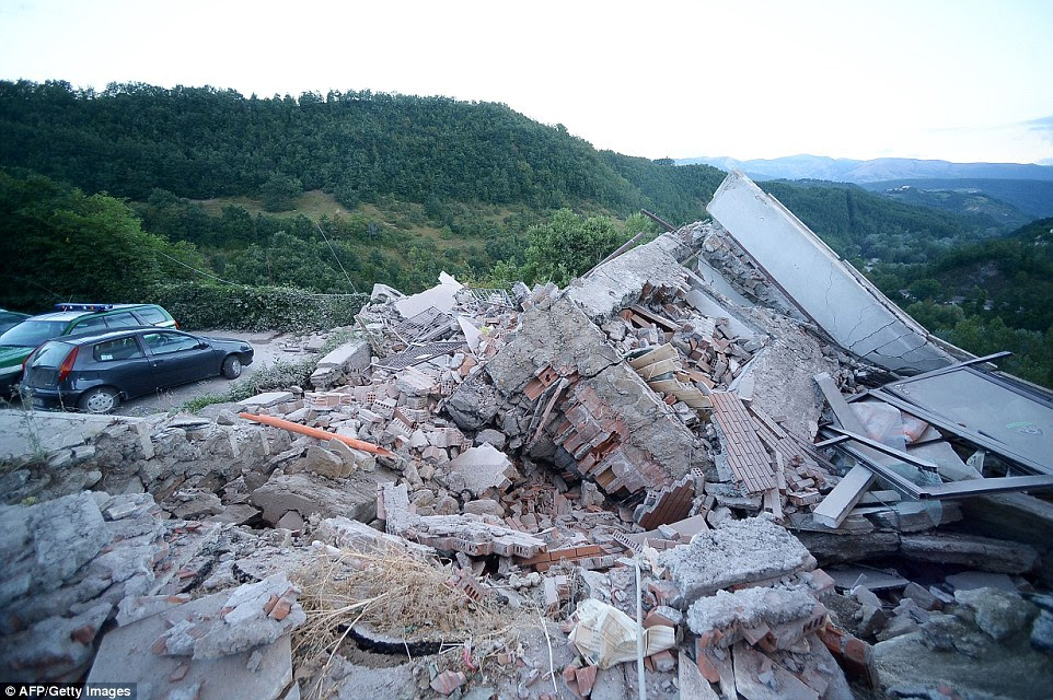 Muitos edifícios no centro de Amatrice foram destruídas pelo terremoto de magnitude 6,1, que atingiu em torno de 03h30 (hora local)
