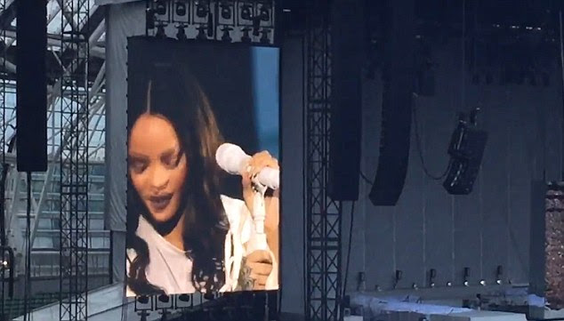 Lágrimas de felicidade? Sua Rihanna marinha levou rapidamente para o Twitter para questionar por que a beleza de Barbados estava chorando