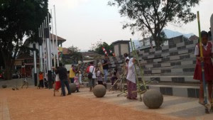 Bermain egrang di Taman Ujungberung Bandung. | Foto serbabandung.com #serbabandung