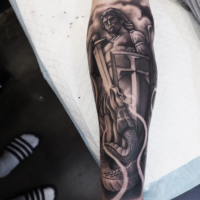 Männer tattoo unterarm kreuz