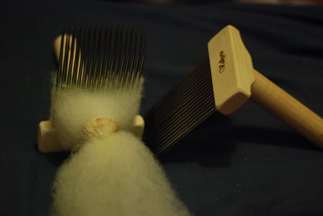 Dizzing combed BFL cross fleece off of Valkyrie combs with a seashell