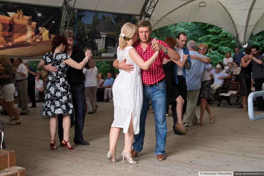 Танцы в Екатерининском парке