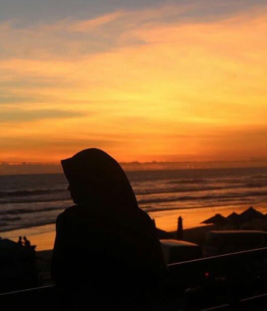 Perempuan Dari Samping Berhijab / Perempuan Dari Samping Berhijab