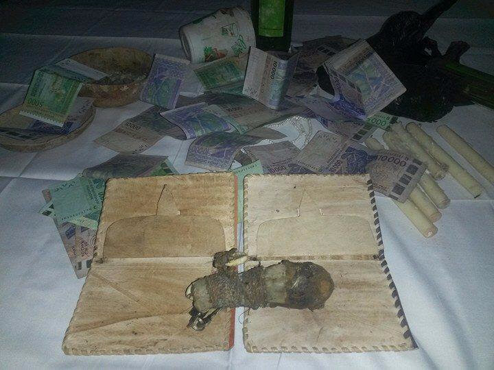 PORTE MONNAIE MAGNETIQUE AVEC LA PIECE DE KARBA . Réalisez enfin tout vos desirs dans le domaine financières et commercial grâce au porte monnaie magique ou porte feuille magique de KARBA . Ce porte monnaie sortie d’un seau de Genie fera office d’une part bouclier protecteur très efficace contre le perte d’argents , et le talisman qu’il contient vous atirera abondance et prosperité tel qu’un aimant magnetique. Ce porte monnaie magique destiner a remplacer votre porte monnaie actuel , est livré avec un mode d’emploi pour activez le talisman selon le domaine a dinamyser(finance ,commerce,jeux de hazard , etc…). dimension 9x12cm. une fois que ce porte monnaie magique sera en votre pocession , elle sera capable de multiplier n’importe quel somme qui sera dedans fois(x)10(si vous mettez 10euro , vous aurez 100euro dans 3 jours). Résultat de recherche d'images pour "PORTE MONNAIE MAGNETIQUE"