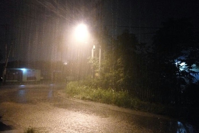 60+ Gambar Hujan Depan Rumah Malam Hari Terbaik Eyecandy World