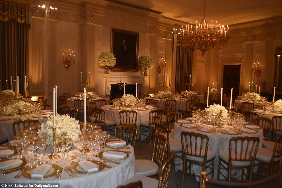 A visão de Melania Trump para seu primeiro jantar de estado incluiu cenários dourados, bufês de flores brancas e verde-claras e jantar à luz de velasÂ