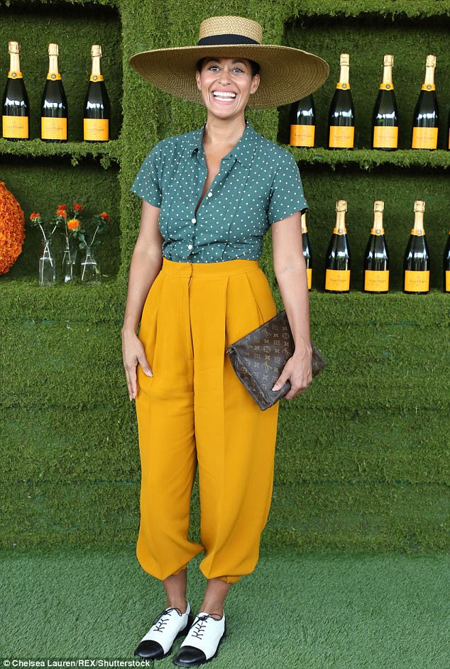 Olhando bem: Tracee Ellis Ross emparelhou seu botão verde de bolinhas com calças de cintura alta; Ela desenhou com um Louis Vuitton e sapatos preto e branco