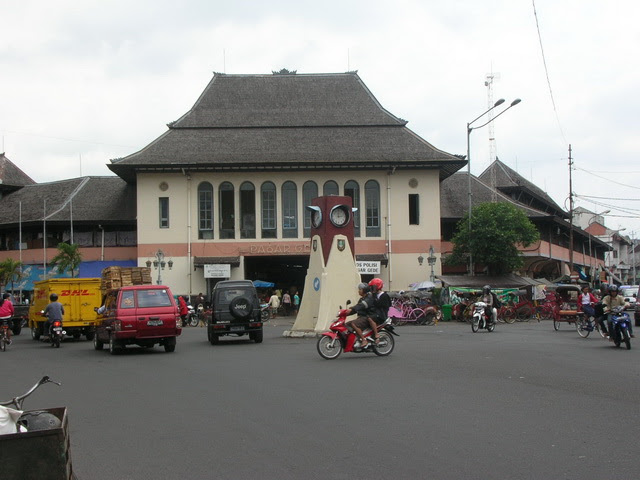 http://wisatafavorit.files.wordpress.com/2013/01/pasar-gede-surakarta-solo.jpg