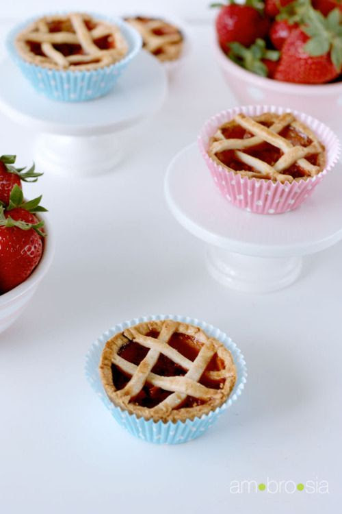 mini strawberry rhubarb pies. ♥♥