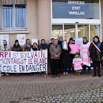 Education - Parents et élus manifestent devant l'Inspection d'académie à Guéret pour sauver les écoles rurales
