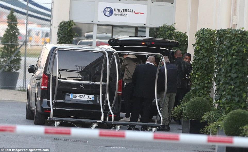 bagagem de Kim Kardashian é transferido para um jato particular no aeroporto de Le Bourget em Paris