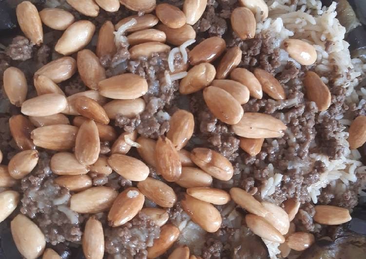Wie man Koch Appetitlich Maklouba (Reis mit Auberginen und Fleisch