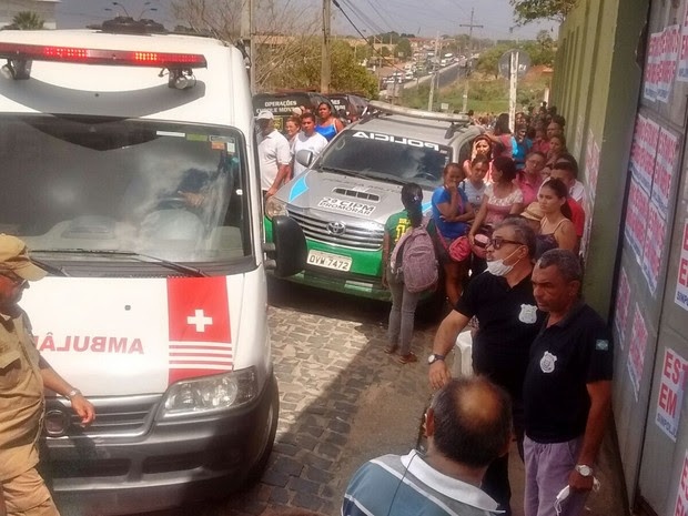 Ambulância é acionada para socorrer presos ferido durante rebelião em Teresina (Foto: Gustavo Almeida/ G1)
