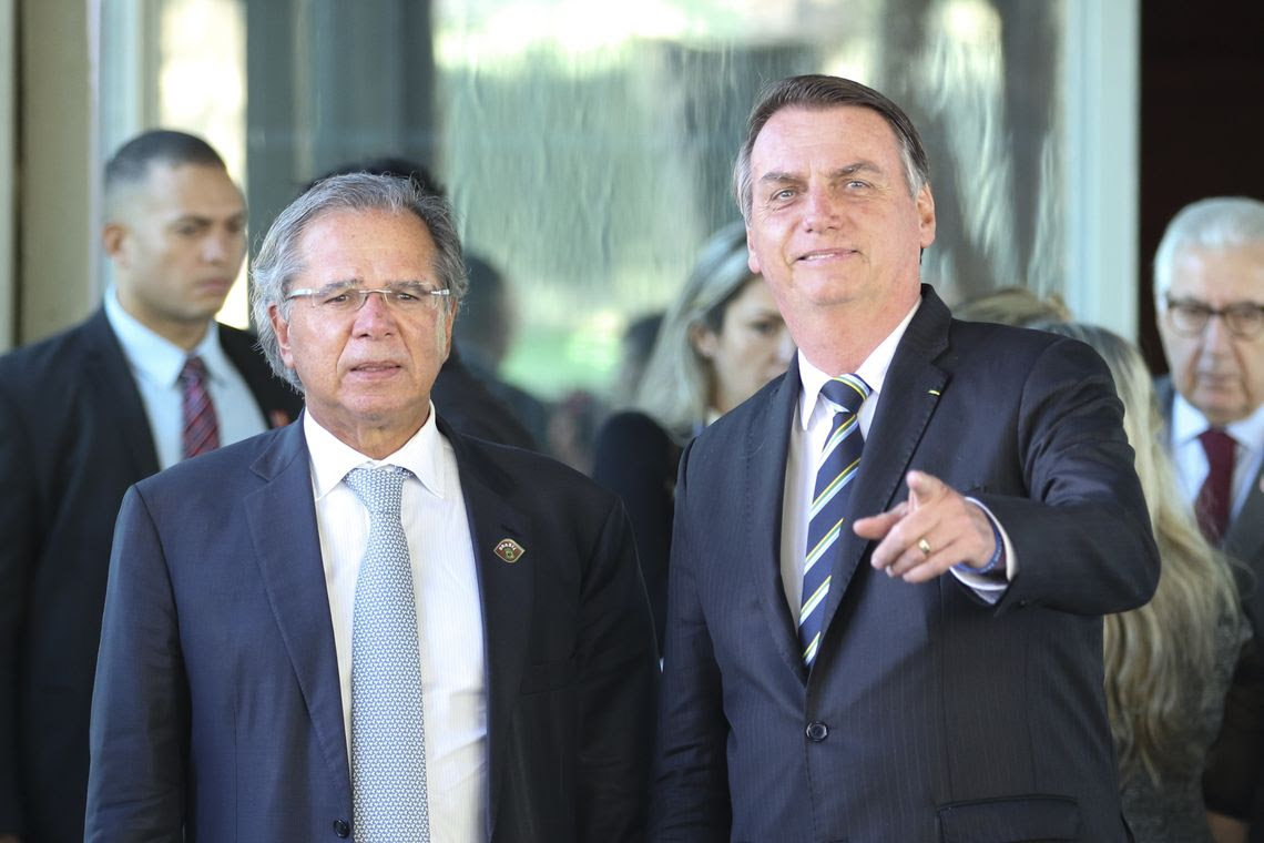 O presidente Jair Bolsonaro fala Ã  imprensa apÃ³s reuniÃ£o com o ministro da Economia, Paulo Guedes, no ministÃ©rio.