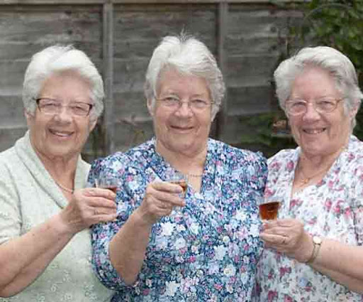 Three Cheers! जब ब्रिटेन में तीन जुड़वा बहनों ने मनाया अपना 80वां जन्‍मदिन