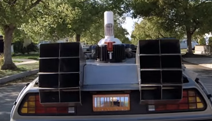 Carros modernos de hoje substituem o capacitor de fluxo por baterias (Foto: Reprodução/YouTube)