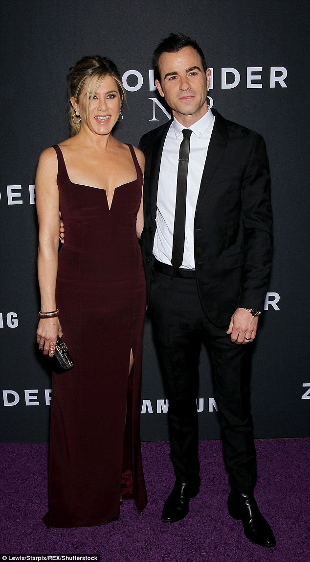 Um jibe? O marido de Jennifer Aniston Justin Theroux parece ter tomado um soco bem escondido na atriz muito famosa primeiro marido Brad Pitt