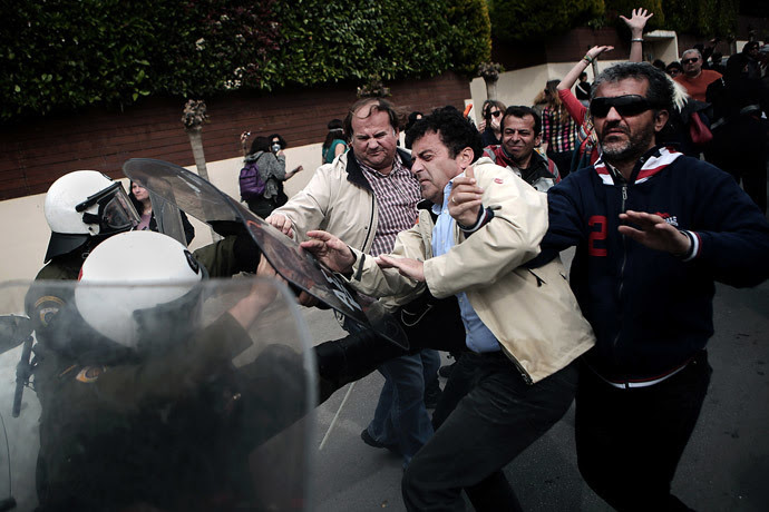 School teachers clash with riot police near Education Ministry as they protest against government' reform in Athens on April 4, 2014. (AFP Photo / Angelos Tzortzinis)