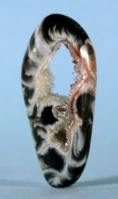 http://www.pinterest.com/pin/61361613643033644/ OcoOcho Agate w/druzy/ this should be in my collection..such a beautiful natural wonder....