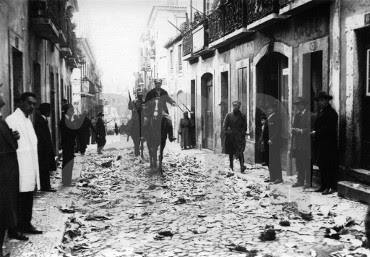 Destroços na Baixa de Lisboa: Legenda: Restos dos destroços na Baixa de Lisboa junto às instalações do 'Correio da Noite' (Fotógrafo não identificado. Arquivo Fotogáfico de Lisboa).
