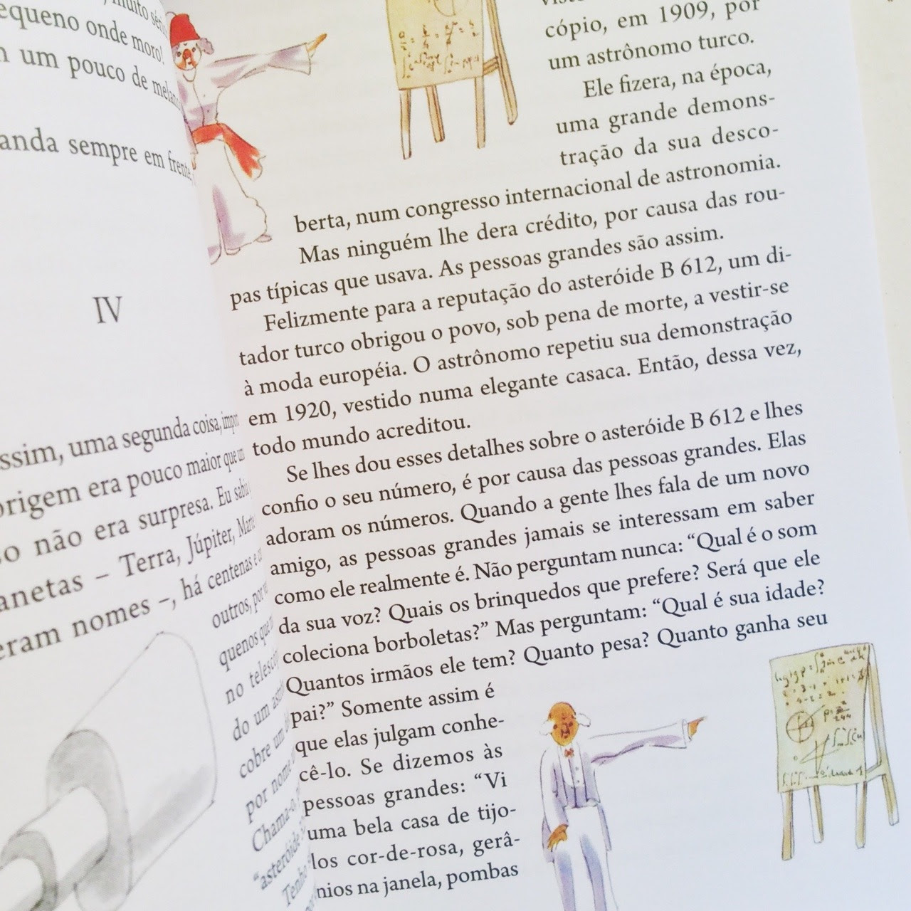 "Se lhes dou esses detalhes sobre o asteróide B 612 e lhes confio o seu número, é por causa das pessoas grandes. As pessoas grandes adoram os números. Quando a gente lhes fala de um novo amigo, elas jamais se informam do essencial. Não perguntam nunca: ‘Qual é o som da sua voz? Quais os brinquedos que prefere? Será que ele coleciona borboletas?’ Mas perguntam: ‘Qual a sua idade? Quantos irmãos ele tem? Quanto pesa? Quanto ganha seu pai?’ Somente então é que elas julgam conhecê-lo. Se dissermos às pessoas grandes: ‘Vi uma bela casa de tijolos cor-de-rosa, gerânios na janela, pombas no telhado…’, elas não conseguem, de modo nenhum, fazer uma idéia da casa. É preciso dizer-lhes: ‘Vi uma casa de seiscentos contos.’ Então elas exclamam: ‘Que beleza!’ Mas nós, nós que compreendemos a vida, nós não ligamos aos números!"(O Pequeno Príncipe // Capítulo IV)Gosto muito desse ponto de vista e desta citação que o Antoine, sabiamente, registrou em O Pequeno Príncipe. Gosto mais ainda do significado que conseguimos encontrar esmiuçando cada palavra colocada perfeitamente como tijolos em uma construção. Desde quando começamos a valorizar (mais) os números que o essencial? Complicado responder a esta pergunta quando somos reféns e prezamos tanto a quantidade que a qualidade. O valor de um celular, de um computador, de um carro e até das roupas que usamos. Somos programados para ser manequins robotizados pelo sistema ou, de fato, sentimos prazer em exibir números em todas as partes do nosso todo? Outro dia me disseram que meu computador não serve para o meu trabalho de ilustradora. Oras, são os números que fazem a pessoa ou é a pessoa que fazem os números? O que importa mais: o pincel ou o pintor? "— Por isso Eu digo a vocês: não se preocupem com a comida e com a bebida que precisam para viver nem com a roupa que precisam para se vestir. Afinal, será que a vida não é mais importante do que a comida? E será que o corpo não é mais importante do que as roupas? Vejam os passarinhos que voam pelo céu: eles não semeiam, não colhem, nem guardam comida em depósitos. No entanto, o Pai de vocês, que está no céu, dá de comer a eles. Será que vocês não valem muito mais do que os passarinhos?" (Mateus 6:25-26 NTLH)O que somos (a essência) vale muito mais que o que temos. A nossa criança interior é mais valiosa que o homem é a mulher exterior. Número são apenas número, a valorização superficial que não compra o caráter e integridade. Somos como cascas, dentro de nós é preciso haver algo, caso contrário, seremos ocos e vazios e haverá apenas um eco que repete o que queremos ouvir. Tem gente que é tão florido por dentro que raminhos ficam à mostra do lado de fora.Qual é o som da sua voz? Qual a sua cor favorita? Você coleciona o que? Quem é você? ♥, Malena Flores.