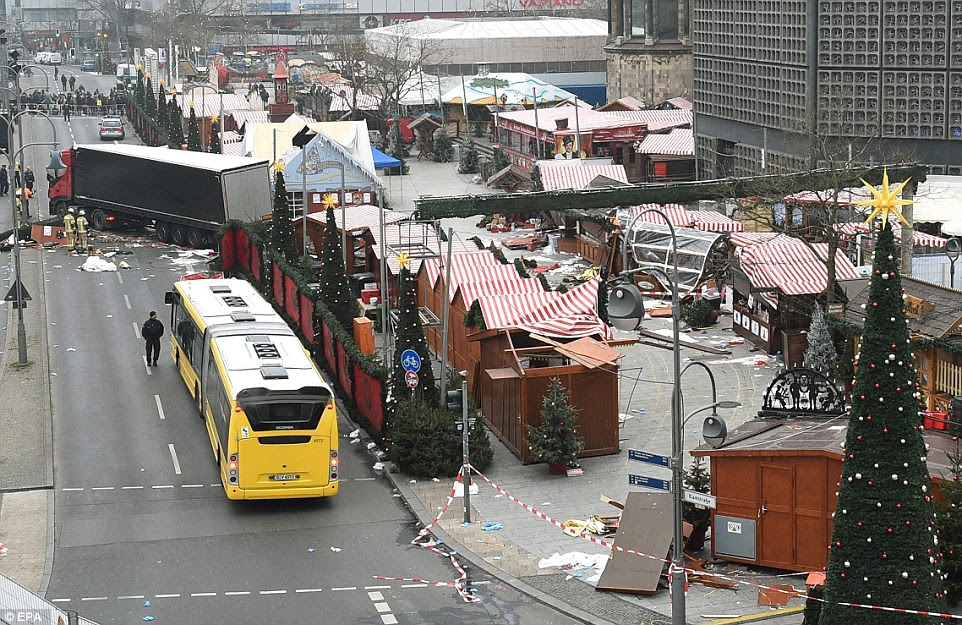 Atrocity: Pelo menos 12 foram mortas e outras 48 ficaram feridas quando um 25-tonelada caminhão sequestrado arado através do mercado festiva ocupado em Breitscheidplatz Praça