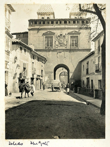 Puerta de Bisagra hacia 1890. Casa de los Tiros, Granada.