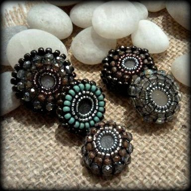 http://www.pinterest.com/pin/109001253451357971/ beaded beach pebble jewelry