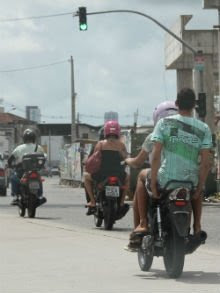Uso do capacete é essencial até nas cinquentinhas, apesar de essas motos ainda não serem regulamentadas