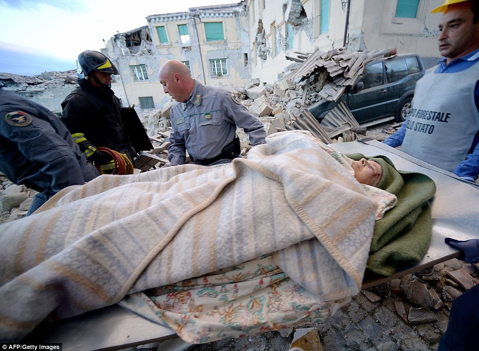 Pelo menos dez pessoas foram mortas depois de um terremoto de 6,2 graus de magnitude abalou o centro da Itália (na foto, os socorristas levar um homem dos escombros na cidade de Amatrice)
