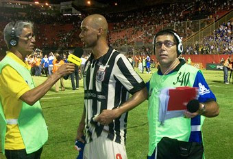Garotinho Valter Silva agurdando o momento para entrevistar Dinei que é de São Domingos e ele o conhece desde quando atuava como jogador amador.