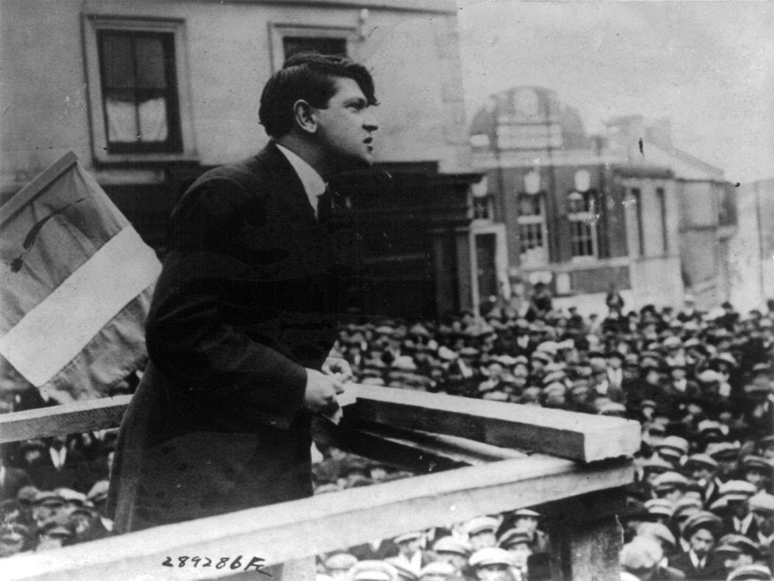 http://upload.wikimedia.org/wikipedia/commons/b/b1/Michael_Collins_addressing_crowd_in_Cork_cph.3b15295.jpg